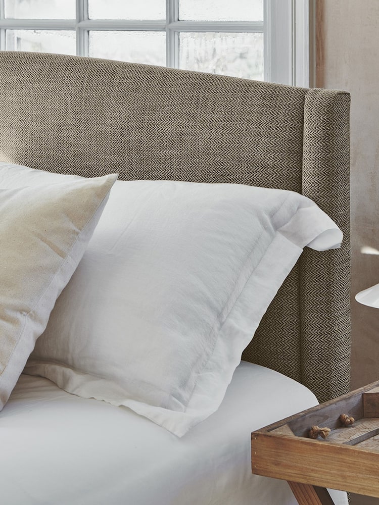 Darlings Of Chelsea Boulder Brown Buckleberry Upholstered Bed - Image 2 of 5