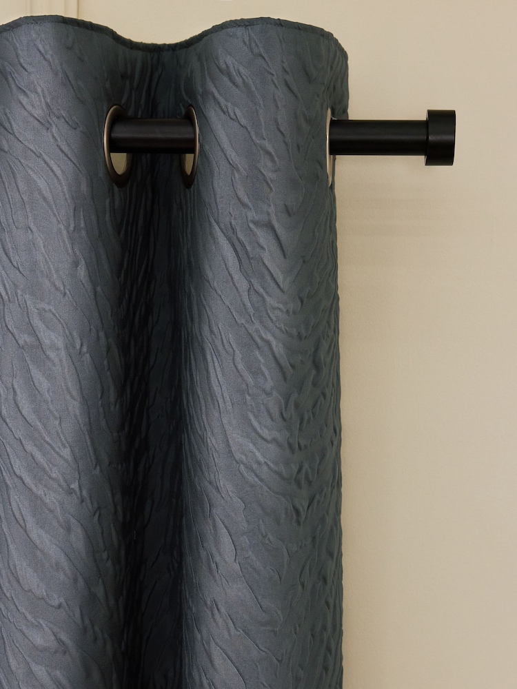 Cortinas opacas/com ilhós térmicos com textura animal em relevo - Imagem 1 de 7