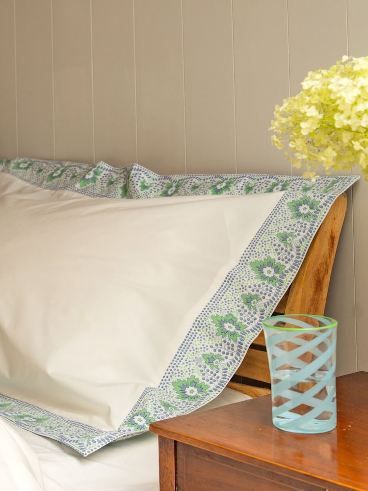 Lulu & Nat Cream 100% Cotton Vintage Leaf Bordered Bedlinen Set - Image 2 of 5
