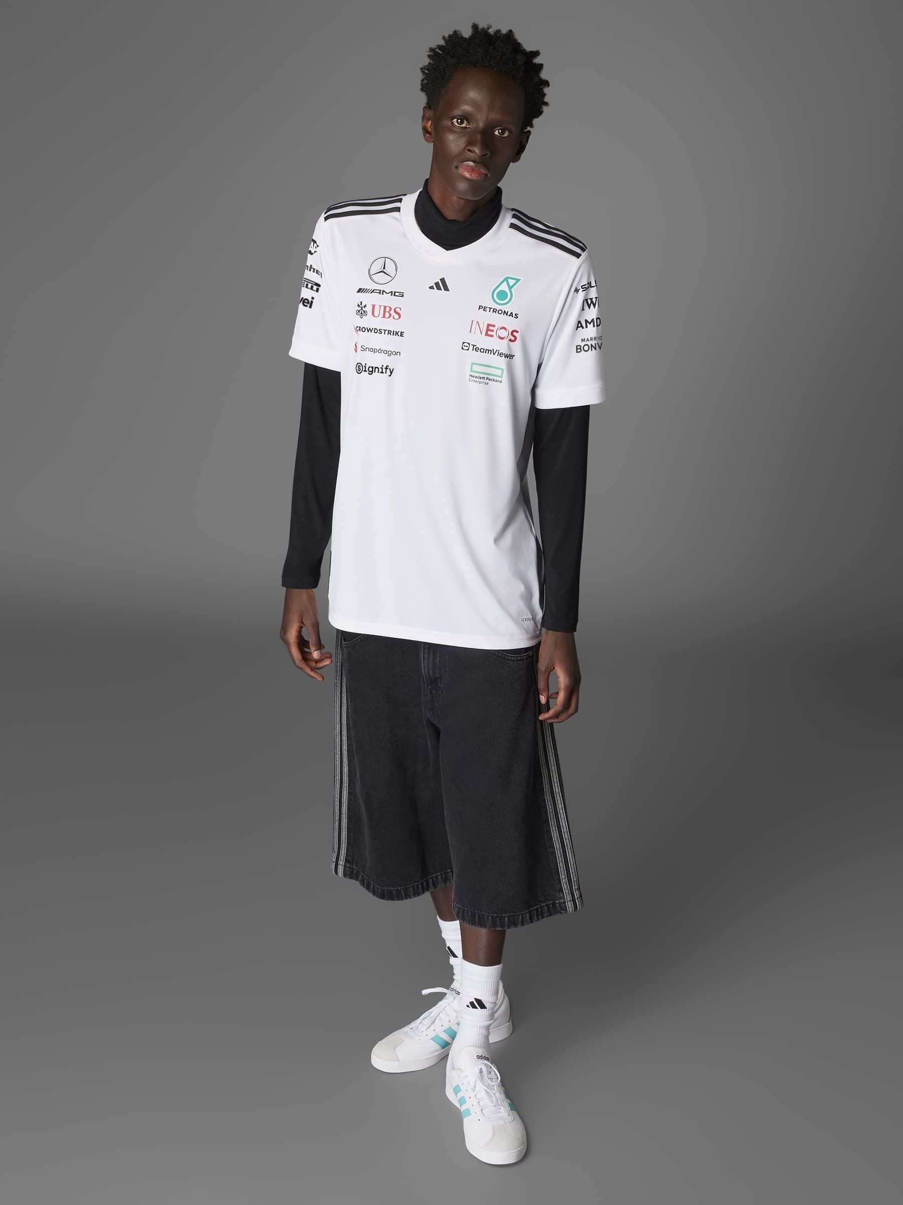 Mercedes-Benz キルティングベスト ホワイト 2026 Men's Authentic Driver Tee White | Mercedes-AMG PETRONAS F1