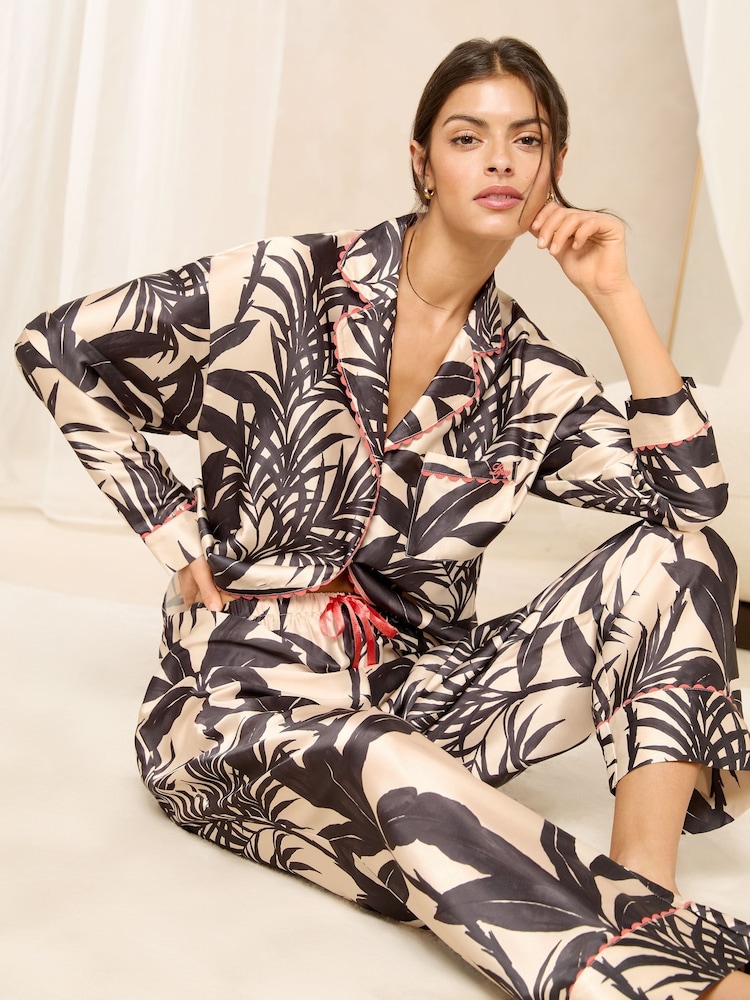 Lipsy Black/Ecru Relaxed Long Sleeve Printed Satin Pyjama Set - Image 3 of 4