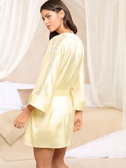 Jaune Buttermilk - Lipsy Satin Mini Dressing Gown Robe with Lace Detailing - Image 4 de 4