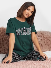 طقم بيجامة بشعار Weekend Vibes قطن %100 من PixieGirl Petite - صورة 4 من 6
