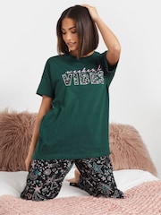 طقم بيجامة بشعار Weekend Vibes قطن %100 من PixieGirl Petite - صورة 5 من 6