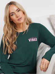 طقم من بيجامة بتصميم أساور مزيّنة بنقوش هندسية ملونة وعبارة Vibes من Long Tall Sally - صورة 1 من 5