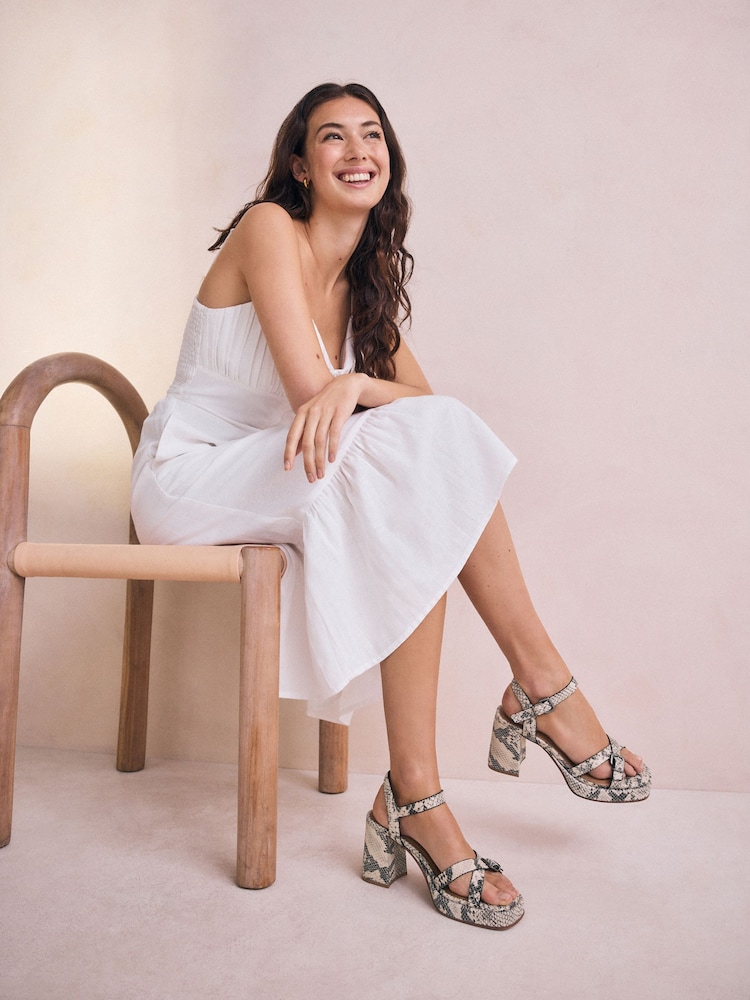 Schlangenmuster - Forever Comfort® Leather Square Toe Strappy Buckle Detail Platform Block Heels - Bild 2 von 9 Schlangenmuster - Forever Comfort® Leather Square Toe Strappy Buckle Detail Platform Block Heels - Bild 2 von 9