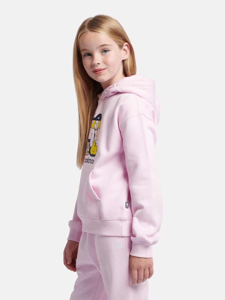 Sudadera con capucha y diseño gráfico de selfie para niña de New Balance - Imagen 2 de 9