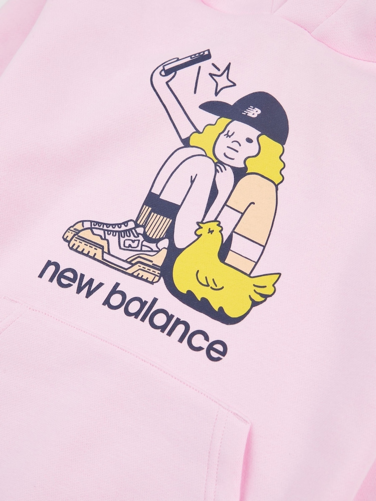 Sudadera con capucha y diseño gráfico de selfie para niña de New Balance - Imagen 9 de 9