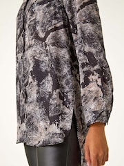 Roman Bluse mit abstraktem Print und Knöpfen - Bild 5 von 5