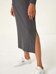 Grau - Roman – texturiertes Stretch-Midikleid mit V-Ausschnitt und Wellendesign - Bild 6 von 6