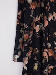 Cárdigan negro con estampado floral Holly de Lakeland Clothing - Imagen 2 de 3