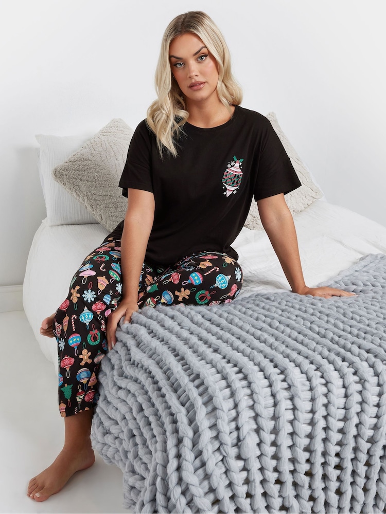 طقم من بيجامة بكُم قصير ورِجل واسعة قطن 100% مُزيّنة بشعار Holly Jolly من Yours Curve - صورة 1 من 5