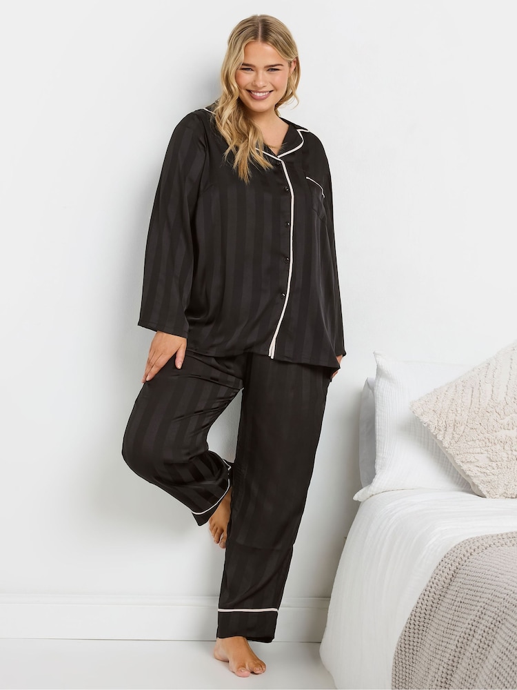 Yours Curve – Pyjama-Set aus Jacquard-Satin mit Streifen - Bild 1 von 6 Yours Curve – Pyjama-Set aus Jacquard-Satin mit Streifen - Bild 1 von 6