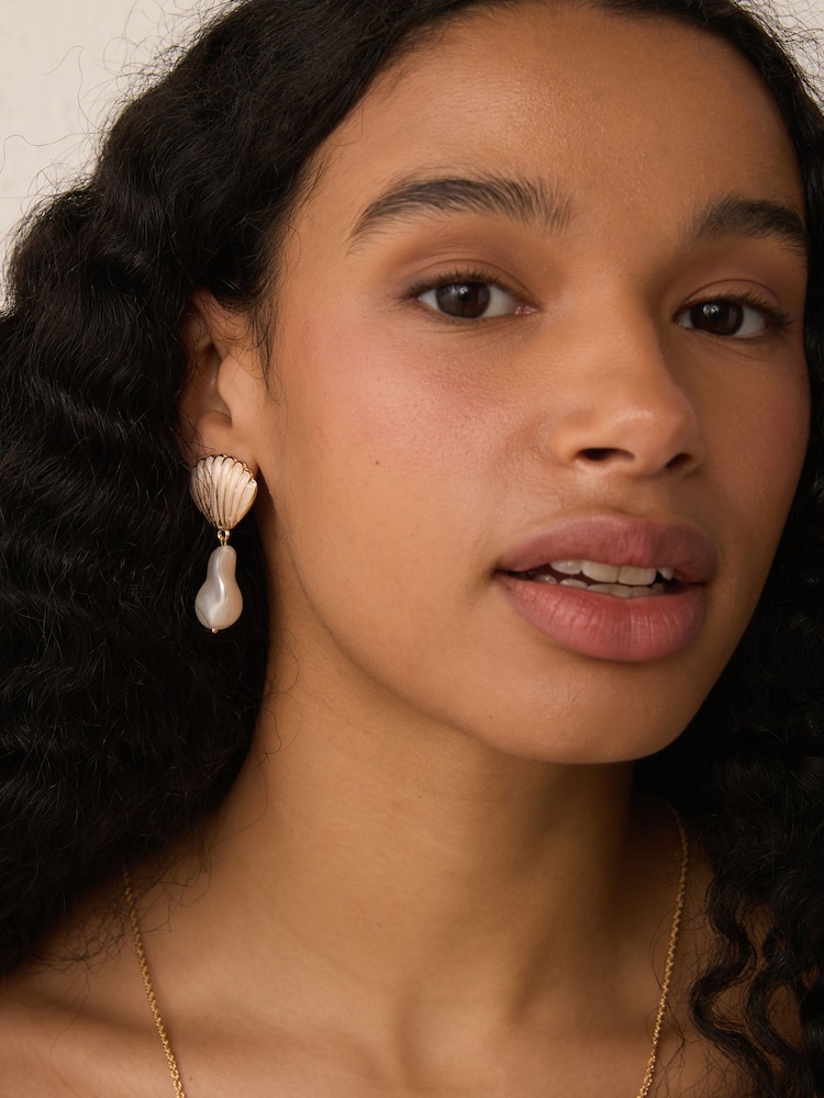 Zlata - Metal Shell Drop Earrings - Slika 2 iz 4