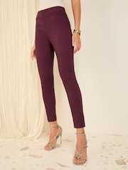 Beerenrot - Friends Like These Figurformende Stretch-Slim-Hosen - Image 1 of 5
