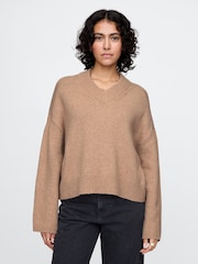 Marrón - Suéter oversize con cuello en pico de CashSoft de Gap - Imagen 1 de 5