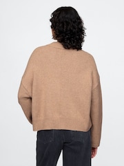 Marrón - Suéter oversize con cuello en pico de CashSoft de Gap - Imagen 3 de 5