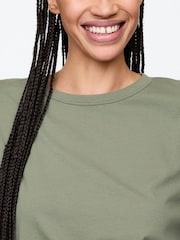 Grün - Gap favorite langärmliges Oversized-T-Shirt aus Baumwoll-Modal mit Rundhalsausschnitt - Bild 4 von 5