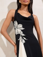 Lipsy – Maxikleid mit Applikation, Blumenbesatz und ausgestellter Passform - Bild 2 von 4