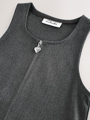 Grau - Clarks Girls Zip Front Pleated School Pinafore - Bild 11 von 11