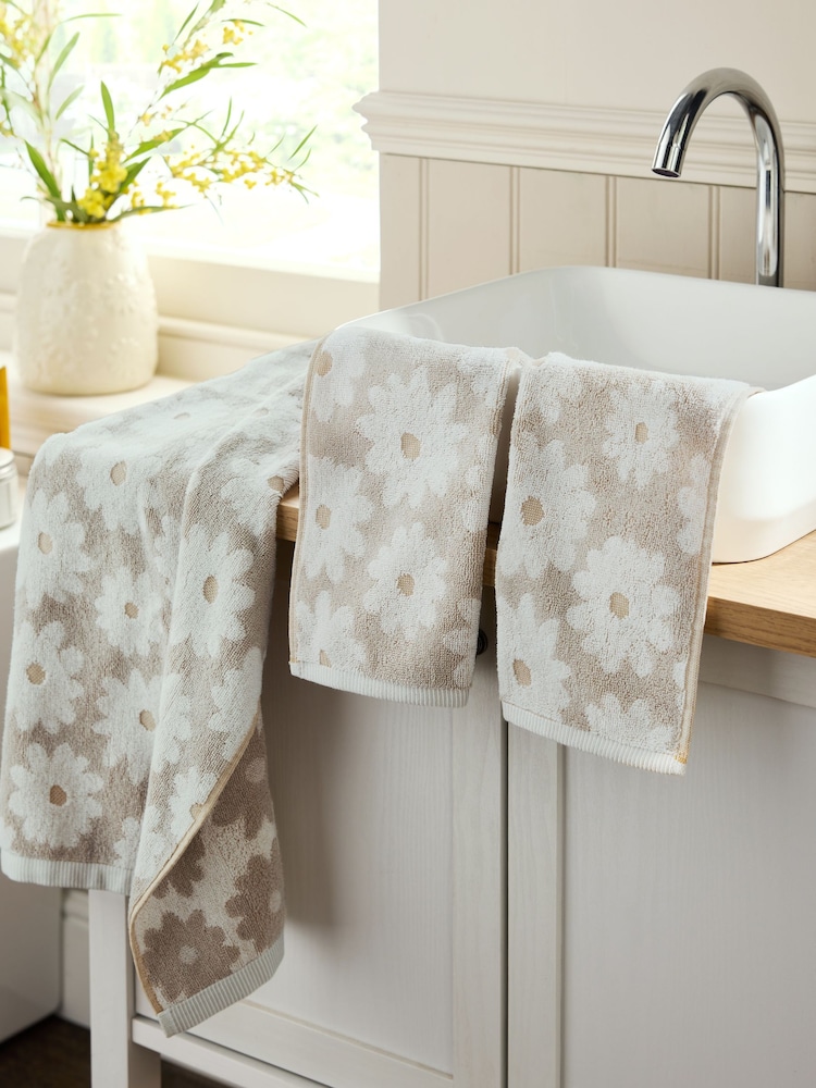 Set of 2 Natural 100% Cotton Daisy Face Cloths - Image 1 of 5