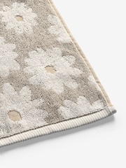 Set of 2 Natural 100% Cotton Daisy Face Cloths - Image 5 of 5