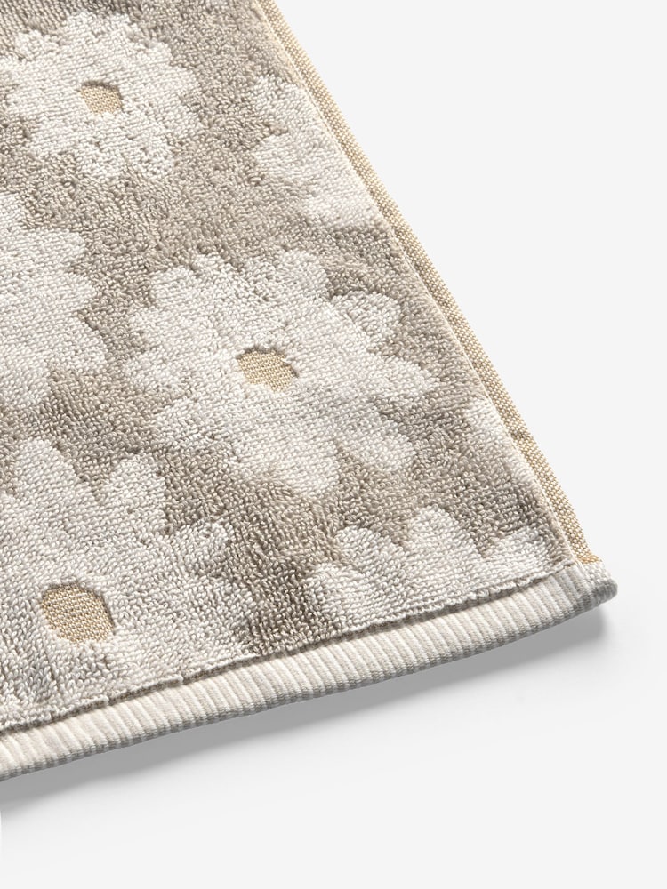 Set of 2 Natural 100% Cotton Daisy Face Cloths - Image 5 of 5