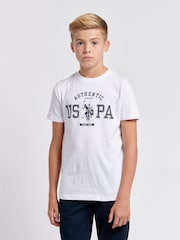 أبيض - U.S. Polo Assn. Boys 100% Cotton Authentic Graphic T-Shirt - صورة 1 من 7