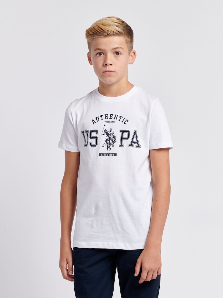أبيض - U.S. Polo Assn. Boys 100% Cotton Authentic Graphic T-Shirt - صورة 1 من 7