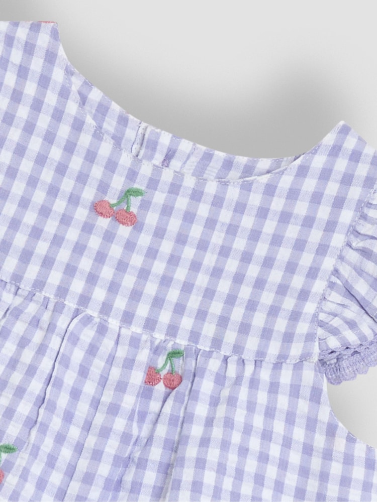 Lilac Purple Cherry Gingham - JoJo Maman Bébé – hübscher, bestickter Sonnenschutz-Anzug mit Rüschen an der Schulter aus 100 % Baumwolle - Image 3 of 3