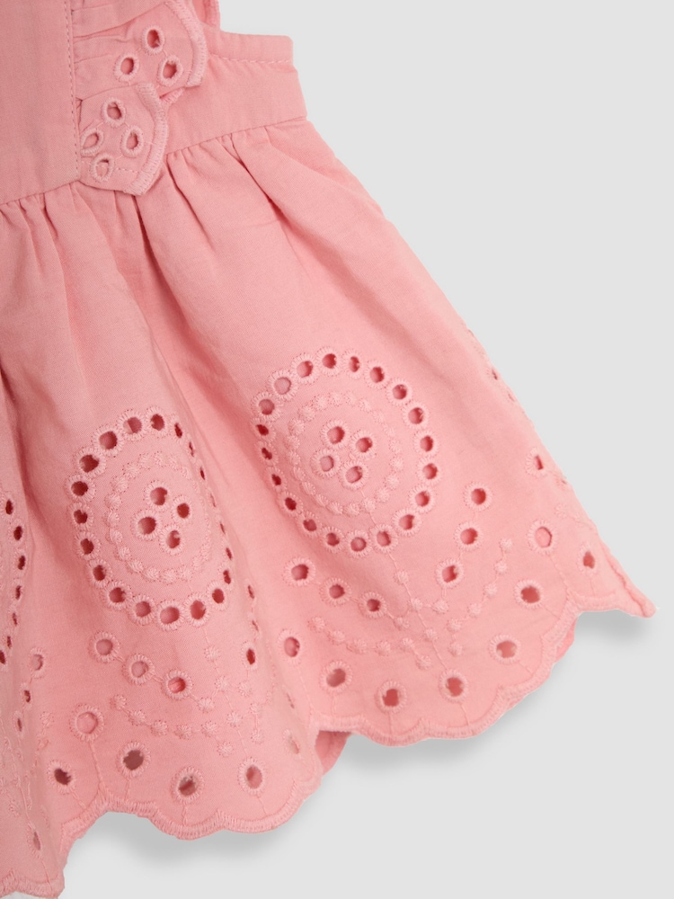 Jojo Maman Bébé – Kleid mit Rüschenärmeln und Lochstickerei aus 100 % Baumwolle mit Pumphose und Stirnband im 3-teiligen Set - Bild 6 von 6 Jojo Maman Bébé – Kleid mit Rüschenärmeln und Lochstickerei aus 100 % Baumwolle mit Pumphose und Stirnband im 3-teiligen Set - Bild 6 von 6