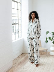 Chelsea Peers White Fleece Giraffe Print  Jacket & Joggers Set - Image 2 of 5