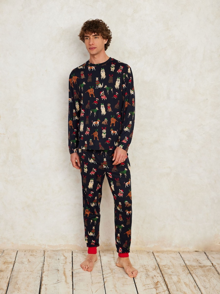 Chelsea Peers 12 Dogs of Christmas Print Long Pyjamas Set - Bild 1 von 5 Chelsea Peers 12 Dogs of Christmas Print Long Pyjamas Set - Bild 1 von 5