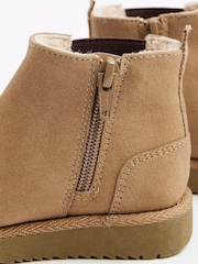 River Island Chelsea Boots für Jungen aus Wildleder mit Kunstpelz gefüttert - Bild 3 von 4