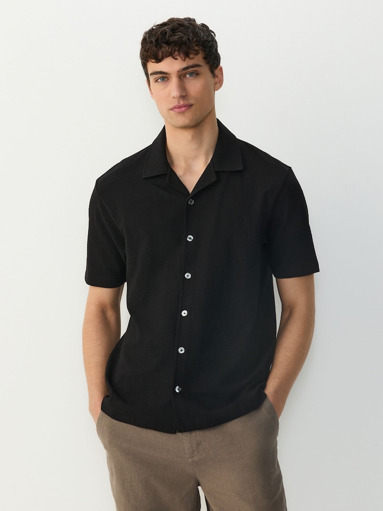Crepé negro - Camisa de manga corta de punto texturizado con cuello cubano - Imagen 1 de 7 Crepé negro - Camisa de manga corta de punto texturizado con cuello cubano - Imagen 1 de 7