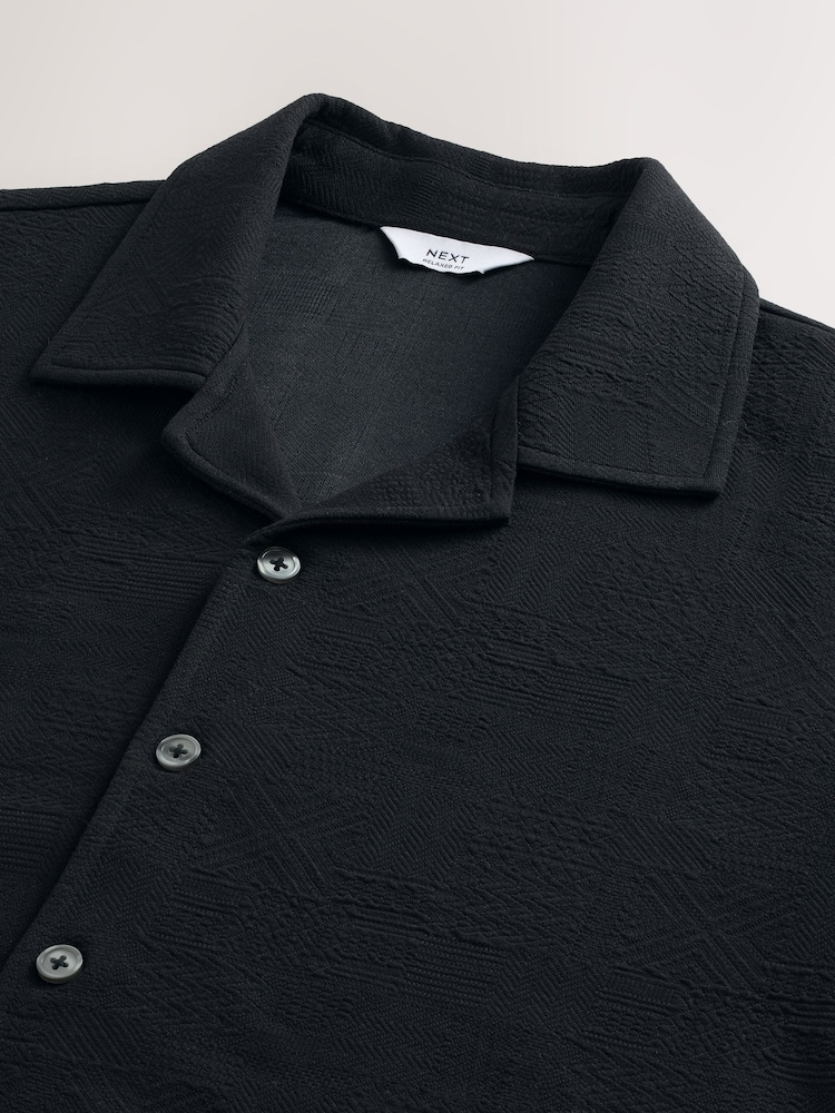 Crepé negro - Camisa de manga corta de punto texturizado con cuello cubano - Imagen 7 de 7 Crepé negro - Camisa de manga corta de punto texturizado con cuello cubano - Imagen 7 de 7