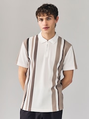 Neutral/Weiß - Poloshirt mit vertikalen Streifen und Viertelreißverschluss - Bild 1 von 7