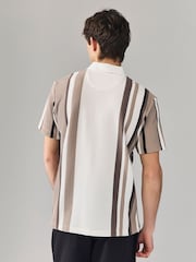 Neutral/Weiß - Poloshirt mit vertikalen Streifen und Viertelreißverschluss - Bild 3 von 7