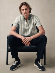 Sage Grün - Poloshirt mit vertikalen Streifen und Viertelreißverschluss - Image 1 of 7