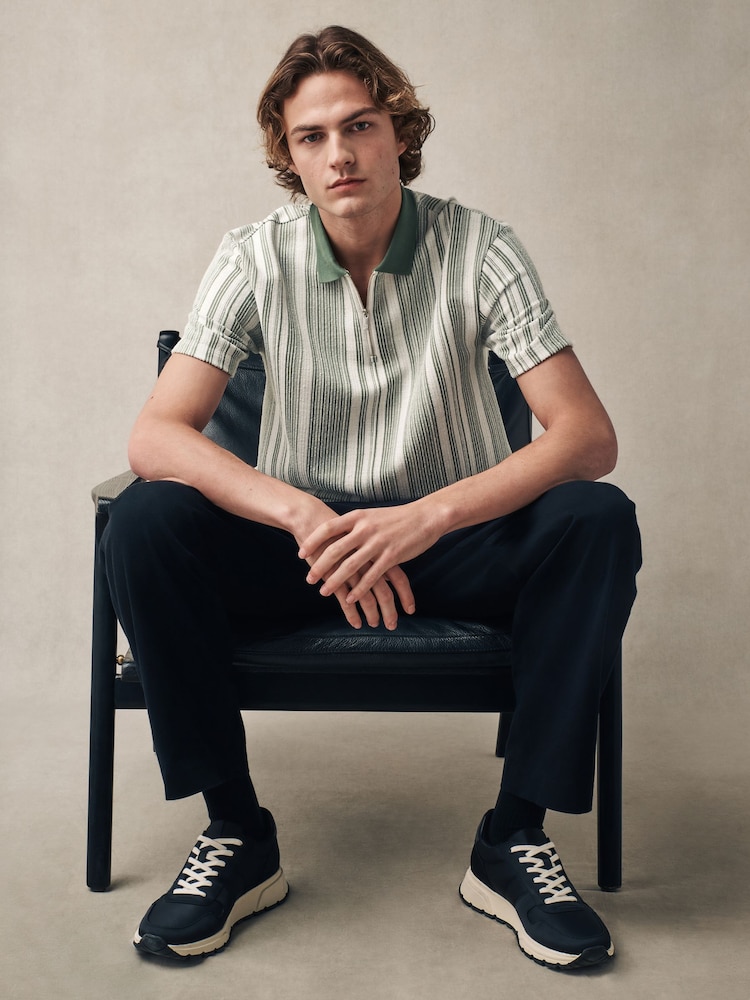 Sage Grün - Poloshirt mit vertikalen Streifen und Viertelreißverschluss - Image 1 of 7