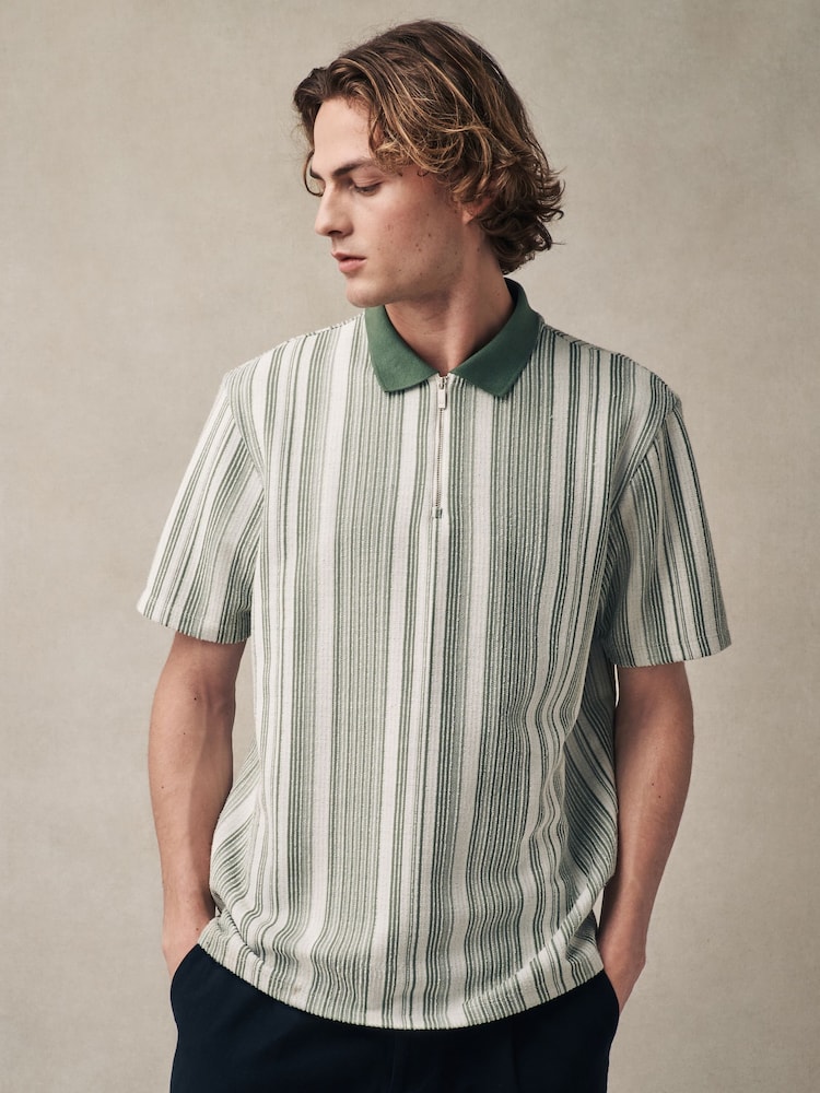 Salbeigrün - Poloshirt mit vertikalen Streifen und Viertelreißverschluss - Bild 2 von 7 Salbeigrün - Poloshirt mit vertikalen Streifen und Viertelreißverschluss - Bild 2 von 7