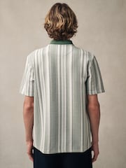 Sage Grün - Poloshirt mit vertikalen Streifen und Viertelreißverschluss - Image 3 of 7