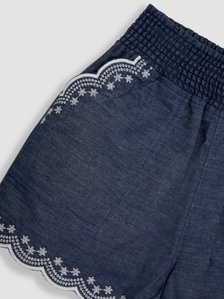 JoJo Maman Bébé Broderie Scallop Pocket Shorts - Imagen 2 de 3