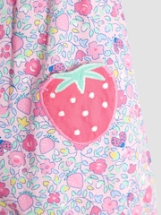Rosa mit aufgesetzten Erdbeer-Taschen - JoJo Maman Bébé – hübscher, bestickter Sonnenschutz-Anzug mit Rüschen an der Schulter aus 100 % Baumwolle - Bild 3 von 3