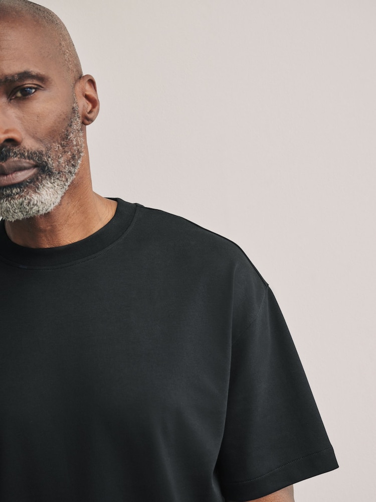 Negro - Premium Supima Cotton Heavyweight Signature Crew Neck T-Shirt - Imagen 2 de 5 Negro - Premium Supima Cotton Heavyweight Signature Crew Neck T-Shirt - Imagen 2 de 5