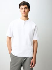 Weiß - Schweres T-Shirt mit Grandad-Kragen und entspannter Passform aus 100 % Baumwolle - Bild 1 von 7