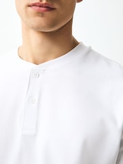 Weiß - Schweres T-Shirt mit Grandad-Kragen und entspannter Passform aus 100 % Baumwolle - Bild 4 von 7