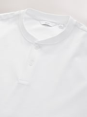 Weiß - Schweres T-Shirt mit Grandad-Kragen und entspannter Passform aus 100 % Baumwolle - Bild 6 von 7