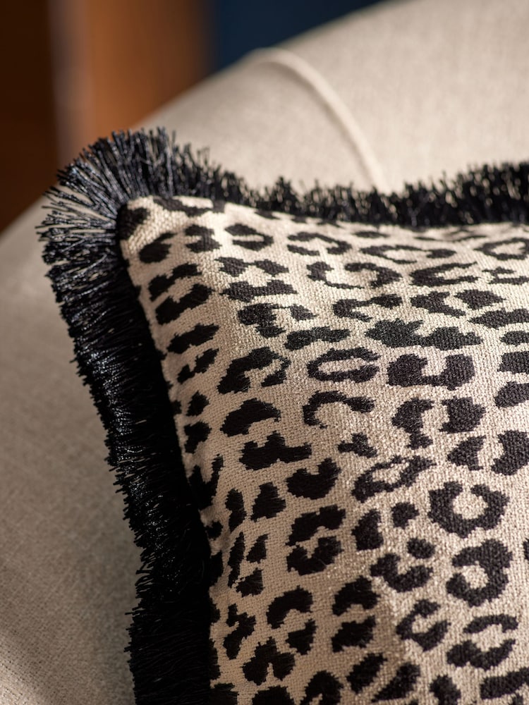 Velvet Faux Leopard Print Fringe Cushion - Bild 2 von 5