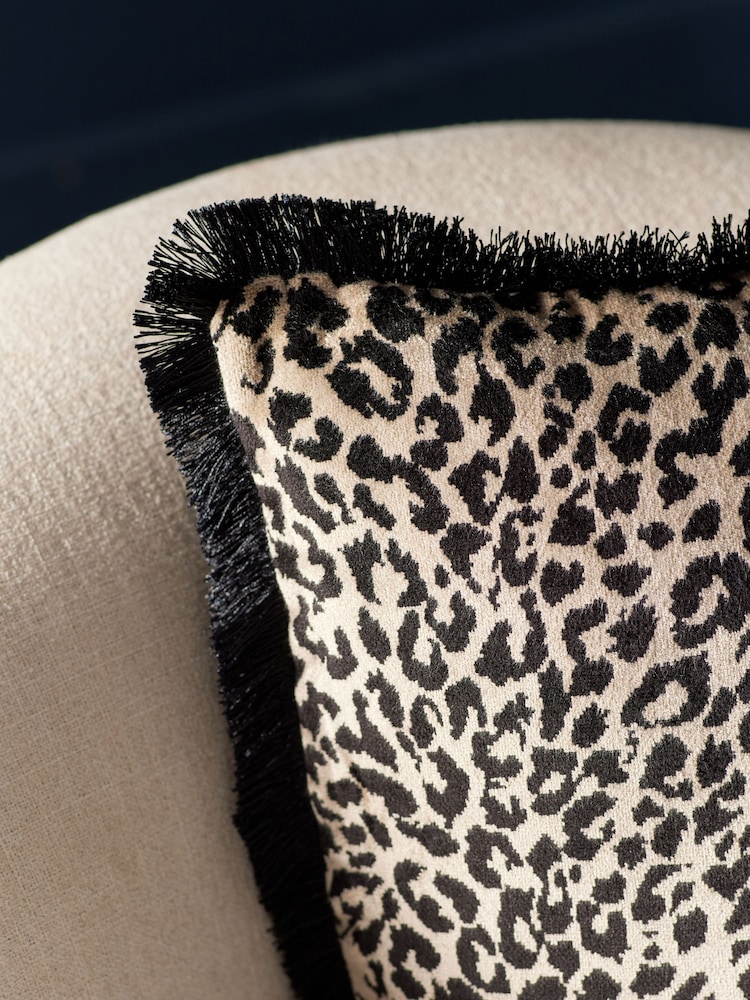 Velvet Faux Leopard Print Fringe Cushion - Bild 2 von 5 Velvet Faux Leopard Print Fringe Cushion - Bild 2 von 5